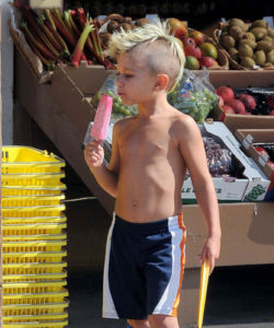 Kinston Rossdale eating a ice pop