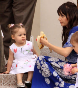 Nicole Richie feeds her daughter Harper a banana