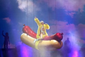 Miley Cyrus riding hot dog